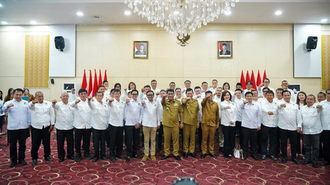 Jajaran pengurusi Dewan Koperasi Indonesia (Dekopin) Sulawesi Utara, berfoto bersama Gubernur dan Wakil Gubernur Sulut.