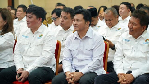 Wakil Bupati Bolaang Mongondow, Doni Lumenta (tengah) bersama para pengurus Dewan Koperasi Indonesia (Dekopin) Sulawesi Utara.