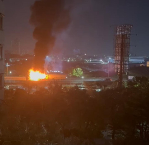 Sebuah bus terbakar di to CMNP pada Selasa (14/10) malam. Foto: Dok. Istimewa