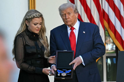 Trump memberikan medali 'Presidential Medal of Freedom' kepada Charlie Kirk. Medali ini diterima oleh istri Kirk, Erika, di Gedung Putih, Selasa (14/10). Foto: Andrew Caballero-Reynolds/AFP