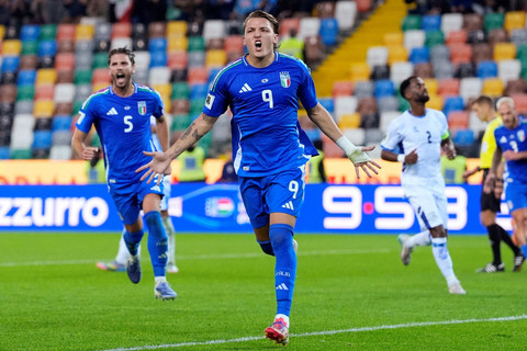 Selebrasi pemain Timnas Italia Mateo Retegui usai mencetak gol ke gawang Timnas Israel pada pertandingan Grup I Kualifikasi Piala Dunia 2026 Zona Eropa di Stadion Bluenergy, Udine, Italia, Selasa (14/10/2025). Foto: Matteo Ciambelli/ REUTERS