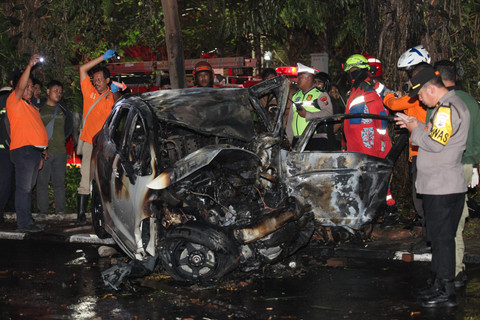 Tim Inafis melakukan olah tempat kejadian perkara (TKP) mobil yang mengalami kecelakaan di Jalan Manyar Kertoarjo, Surabaya, Jawa Timur, Rabu (15/10/2025). Foto: Didik Suhartono/ANTARA FOTO