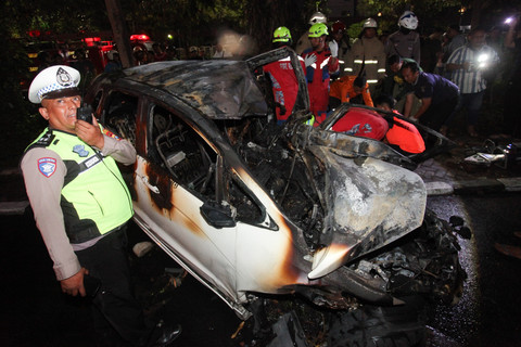 Tim Inafis melakukan olah tempat kejadian perkara (TKP) mobil yang mengalami kecelakaan di Jalan Manyar Kertoarjo, Surabaya, Jawa Timur, Rabu (15/10/2025). Foto: Didik Suhartono/ANTARA FOTO