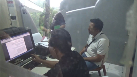 Owner Glamping Lakeside saat diperiksa polisi. Foto: Dok. Istimewa