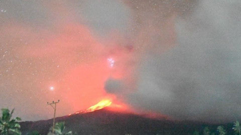 Erupsi Gunung Lewotobi Laki-laki, Rabu (15/10/2025) dini hari. Foto: PVMBG