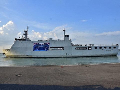 KRI Makassar (590) menjalankan misi Ekspedisi Rupiah Berdaulat (ERB) di Jawa Timur. Foto: Dispen Koarmada 2