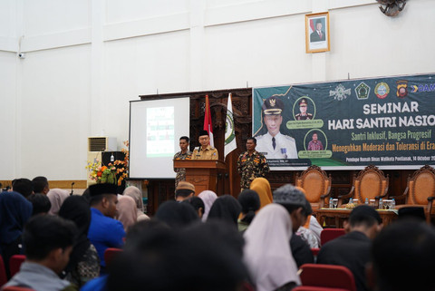 Wali Kota Pontianak, Edi Rusdi Kamtono, saat menjadi pembicara di Seminar Hari Santri Nasional 2025. Foto: Dok. Pemkot Pontianak
