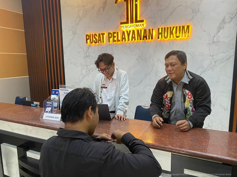 Petugas Kemenkum Kalbar memberikan pelayanan kepada masyarakat. Foto: Dok. Kanwil Kemenkum Kalbar