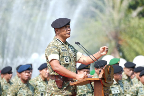 Wakil Panglima TNI Jenderal TNI Tandyo Budi Revita melepas 180 prajurit TNI yang tergabung dalam Satgas Kizi Minusca 2025 di Mabes TNI Cilangkap Jakarta Timur, Selasa (14/10/2025). Foto: Puspen TNI