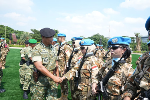 Wakil Panglima TNI Jenderal TNI Tandyo Budi Revita melepas 180 prajurit TNI yang tergabung dalam Satgas Kizi Minusca 2025 di Mabes TNI Cilangkap Jakarta Timur, Selasa (14/10/2025). Foto: Puspen TNI