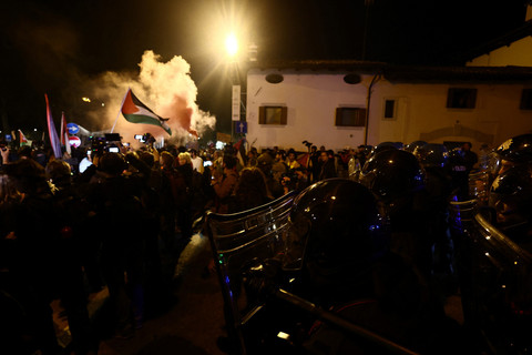 Demonstran pro-Palestina yang menentang Timnas Israel terlibat bentrok dengan polisi di Udine, Italia, Selasa (14/10/2025). Foto: Yara Nardi/REUTERS