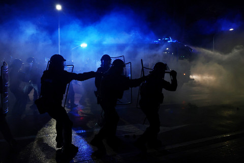 Demonstran pro-Palestina yang menentang Timnas Israel terlibat bentrok dengan polisi di Udine, Italia, Selasa (14/10/2025). Foto: Yara Nardi/REUTERS