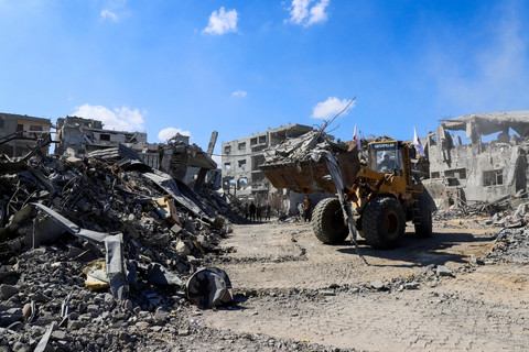 Alat berat membersihkan puing-puing bangunan yang hancur di Kota Gaza, Selasa (14/10/2025). Foto: Ebrahim Hajjaj/REUTERS