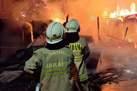 Petugas Damkar berusaha memadamkan kebakaran di Pademangan, Jakarta Utara, Rabu (15/10/2025). Foto: Dok. Istimewa