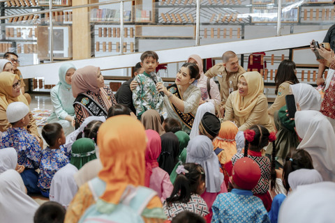 Bunda PAUD Sumatera Utara Kahiyang Ayu menghadiri kegiatan lomba membatik anak usia dini dalam rangka memeriahkan Hari Batik Nasional di Aula Perpustakaan Kabupaten Serdangbedagai (Sergai), Jalan Lintas Sumatera, Seirampah, Selasa (14/10/2025). Foto: Dok. Istimewa