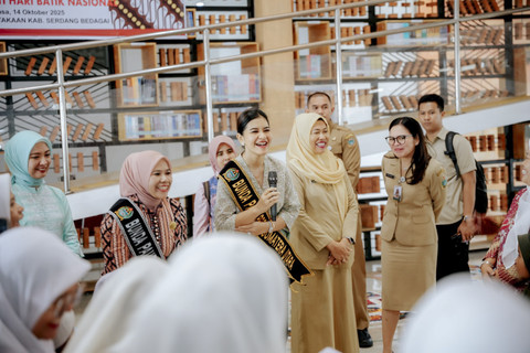 Bunda PAUD Sumatera Utara Kahiyang Ayu menghadiri kegiatan lomba membatik anak usia dini dalam rangka memeriahkan Hari Batik Nasional di Aula Perpustakaan Kabupaten Serdangbedagai (Sergai), Jalan Lintas Sumatera, Seirampah, Selasa (14/10/2025). Foto: Dok. Istimewa