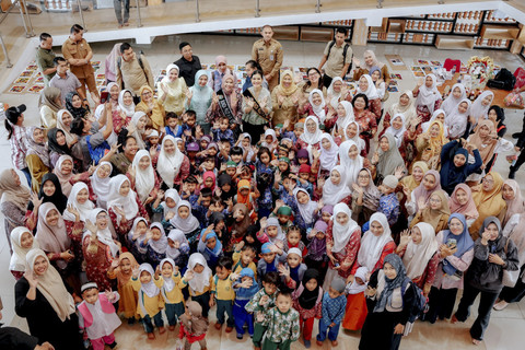 Bunda PAUD Sumatera Utara Kahiyang Ayu menghadiri kegiatan lomba membatik anak usia dini dalam rangka memeriahkan Hari Batik Nasional di Aula Perpustakaan Kabupaten Serdangbedagai (Sergai), Jalan Lintas Sumatera, Seirampah, Selasa (14/10/2025). Foto: Dok. Istimewa