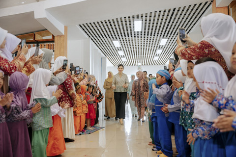 Bunda PAUD Sumatera Utara Kahiyang Ayu menghadiri kegiatan lomba membatik anak usia dini dalam rangka memeriahkan Hari Batik Nasional di Aula Perpustakaan Kabupaten Serdangbedagai (Sergai), Jalan Lintas Sumatera, Seirampah, Selasa (14/10/2025). Foto: Dok. Istimewa