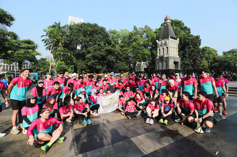 Peserta Fun Run teman kumparan berfoto setelah selesai pendinginan. Foto: kumparan