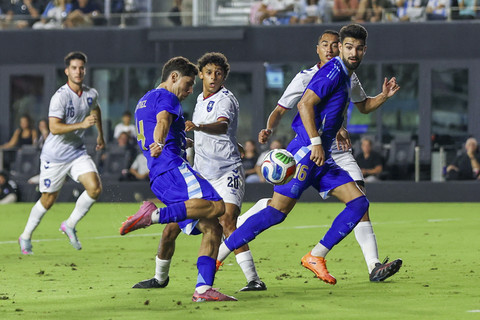 Pemain Timnas Argentina Gonzalo Montiel menendang bola ke arah gawang Timnas Puerto Rico pada pertandingan persahabatan di Stadion Chase, Florida, Amerika Serikat, Selasa (14/10/2025). Foto: Chris Arjoon/AFP