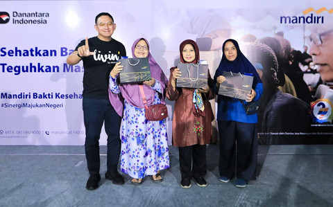 Bank Mandiri lewat program Mandiri Bakti Kesehatan memberikan pemeriksaan kesehatan dan kacamata gratis bagi 7.000 penerima manfaat di 12 kantor wilayah Bank Mandiri seluruh Indonesia secara serentak pada Rabu (15/10). Foto: Dok. Bank Mandiri