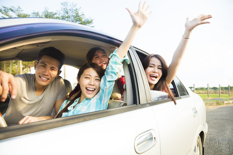 Ilustrasi road trip dengan ceria di mobil. Foto: Shutterstock