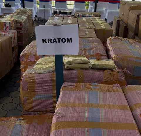 Ratusan kilo kratom ditampilkan pada saat konferensi pers di Bea Cukai Kalbar. Foto: Rabiansyah/Hi!Pontianak