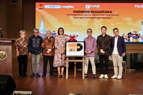 CEO Nuon Aris Sudewo, CEO Playup Pascal Lasmana, Ketua Yayasan Tunas Bakti Indonesia Emas Acep Somantri, dan Gusti Kanjeng Ratu Mangkubumi saat peluncuran gerakan Harmoni Nusantara dengan tema “Yogyakarta untuk Indonesia dan Dunia”. Foto: dok. Telkom