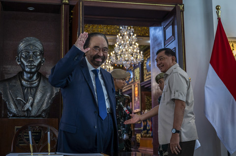 Sjafrie Sjamsoeddin (kanan) mempersilakan masuk Surya Paloh sebelum melakukan pertemuan di Kemhan, Jakarta, Rabu (15/10/2025). Foto: Bayu Pratama S/ANTARA FOTO