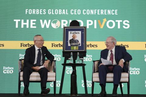 CEO Uniqlo Tadashi Yanai (kiri) dan Chairman and Editor-in-Chief Forbes Media Steve Forbes (kanan) dalam acara Forbes CEO 2025 di Hotel St Regis Jakarta, Rabu (15/10/2025). Foto: Forbes