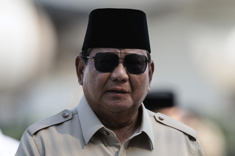 Presiden Prabowo Subianto usai tiba di Bandara Halim Perdanakusuma, Jakarta, Selasa (14/10/2025). Foto: Yasuyoshi Chiba/AFP