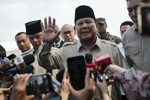 Presiden Prabowo Subianto memberikan keterangan kepada wartawan usai tiba di Bandara Halim Perdanakusuma, Jakarta, Selasa (14/10/2025). Foto: Yasuyoshi Chiba/AFP