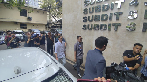 Giovanni Saputra atau DJ Panda (baju putih) saat tiba di Polda Metro Jaya, Jakarta, Rabu (15/10/2025). Foto: Rachmadi Rasyad/kumparan