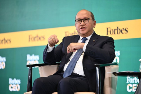 CEO Badan Pengelola Investasi (BPI) Danantara Rosan Roeslani berbicara dalam acara Forbes CEO Global Conference di Jakarta, Selasa (14/10/2025). Foto: Forbes CEO Global/HO Antara