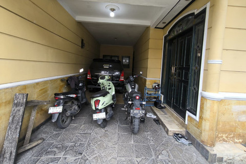 Suasana rumah diduga tempat penyekapan dan penyiksaan 3 pria di Pondok Aren, Tangsel. Foto: Dok. kumparan