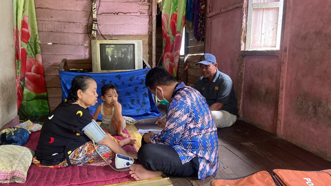 PT BAI bersama Puskesmas Sungai Kunyit memeriksa warga. Foto: Dok. Istimewa