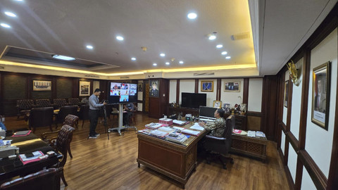 Menteri Hukum, Supratman Andi Agtas dalam pertemuan dengan seluruh duta besar dan perwakilan Republik Indonesia di luar negeri secara daring, Selasa (14/10/2025). Foto: Dok. Kemenkum