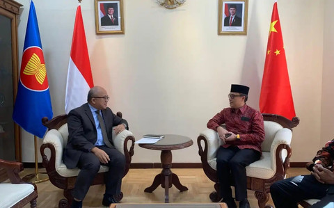 Deputi Bidang Pembinaan dan Pengawasan Jaminan Produk Halal, E.A Chuzaemi Abidin bertemu Wakil Kepala Perwakilan/DCM KBRI Beijing, Parulian Silalahi. Foto: BPJPH
