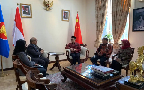 Deputi Bidang Pembinaan dan Pengawasan Jaminan Produk Halal, E.A Chuzaemi Abidin bertemu Wakil Kepala Perwakilan/DCM KBRI Beijing, Parulian Silalahi. Foto: BPJPH