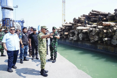 Kepala Staf Umum TNI Letjen TNI Richard Tampubolon meninjau langsung penindakan Satuan Tugas Penertiban Kawasan Hutan (Satgas PKH) yang berhasil mengamankan 4.610 meter kubik kayu bulat ilegal dan satu tongkang di Pelabuhan Gresik, Jawa Timur Foto: Instagram/ @puspentni