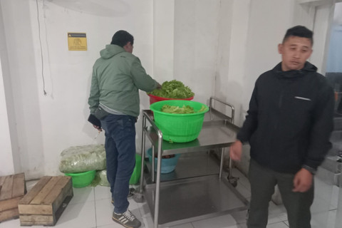 Dapur MBG yang diduga membuat sejumlah siswa di SMPN 1 Cisarua mengalami keracunan di Kabupaten Bandung Barat, Jawa Barat, Rabu (15/10/2025). Foto: kumparan