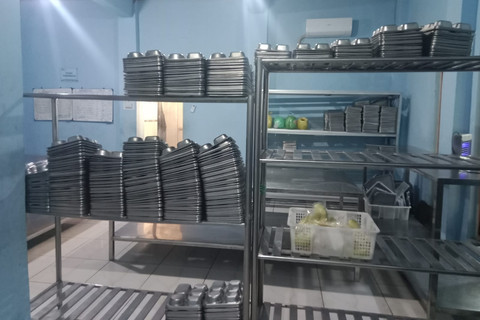 Dapur MBG yang diduga membuat sejumlah siswa di SMPN 1 Cisarua mengalami keracunan di Kabupaten Bandung Barat, Jawa Barat, Rabu (15/10/2025). Foto: kumparan