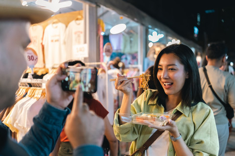 Ilustrasi food blogger. Foto: GBJSTOCK/Shutterstock