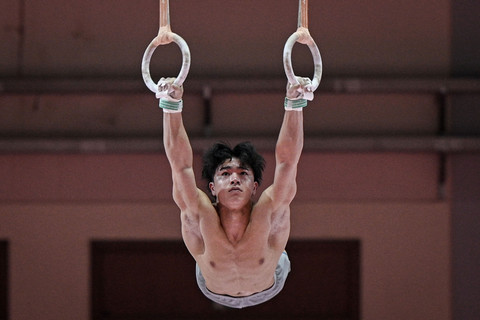 Pesenam putra Jepang Shinnosuke Oka berlatih saat sesi latihan Kejuaraan Dunia Gimnastik 2025 atau 53rd FIG Artistic Gymnastics World Championships 2025 di Jakarta Convention Center (JCC), Jakarta, Rabu (15/10/2025). Foto: Fauzan/ANTARA FOTO