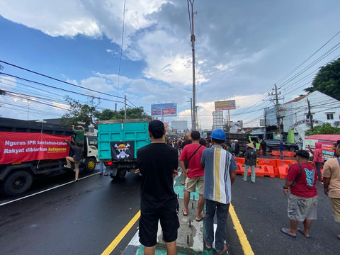 Sejumlah truk penambang rakyat memblokir Jalan Raya Jogja–Solo saat aksi berlangsung, Rabu (15/10). Foto: Pandangan Jogja/ Resti Damayanti