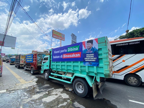 Sejumlah truk penambang rakyat diparkir berjajar di tepi Jalan Raya Jogja–Solo selama aksi berlangsung, Rabu (15/10). Foto: Pandangan Jogja/ Resti Damayanti