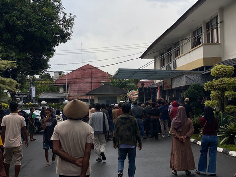 Massa penambang rakyat memadati halaman Kantor BBWSSO Janti, Sleman, saat aksi unjuk rasa, Rabu (15/10). Foto: Pandangan Jogja/ Resti Damayanti