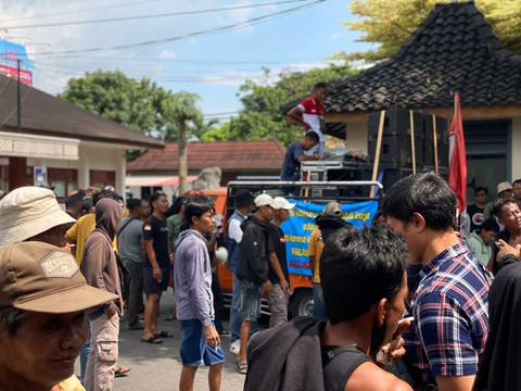 Massa penambang rakyat memadati halaman Kantor BBWSSO Janti, Sleman, saat aksi unjuk rasa, Rabu (15/10). Foto: Pandangan Jogja/ Resti Damayanti