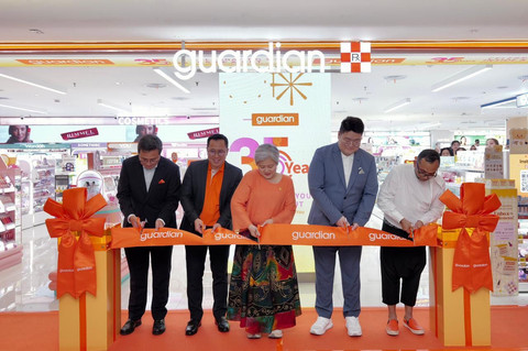 Pemotongan pita seremonial di acara Re-Opening Guardian di Plaza Indonesia. Foto: Guardian Indonesia