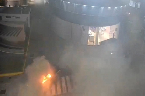 Api membubung dari sebuah kendaraan yang meledak di luar sebuah pusat perbelanjaan di Guayaquil, Ekuador, Selasa (14/10/2025). Foto: ECU 911/HO via REUTERS
